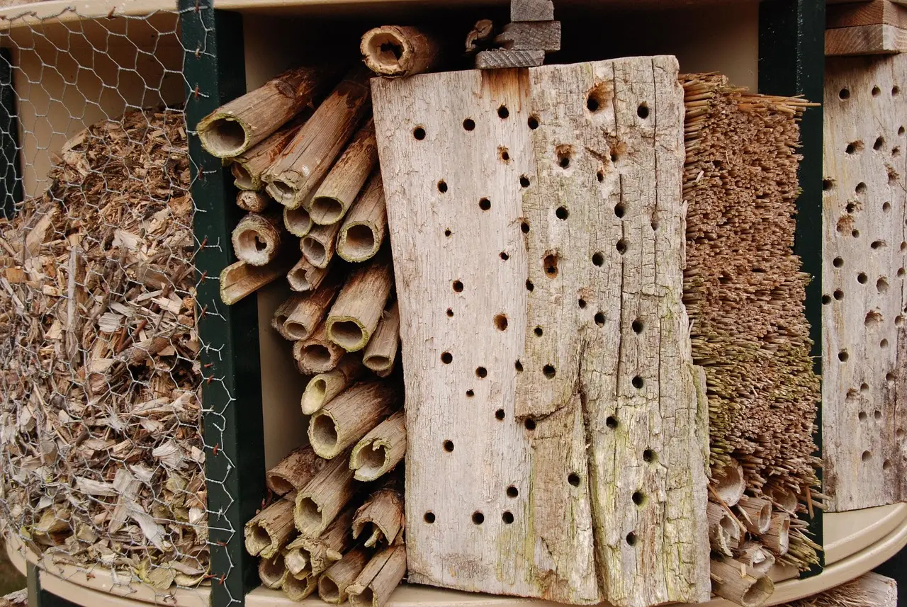 Insectenhotel van natuurlijke materialen in een groene tuin
